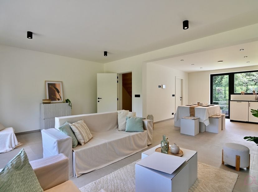 In de Hovenierstraat bevindt zich deze prachtige woning die van kop tot teen een totale renovatie heeft ondergaan. Een unieke kans voor wie op zoek is