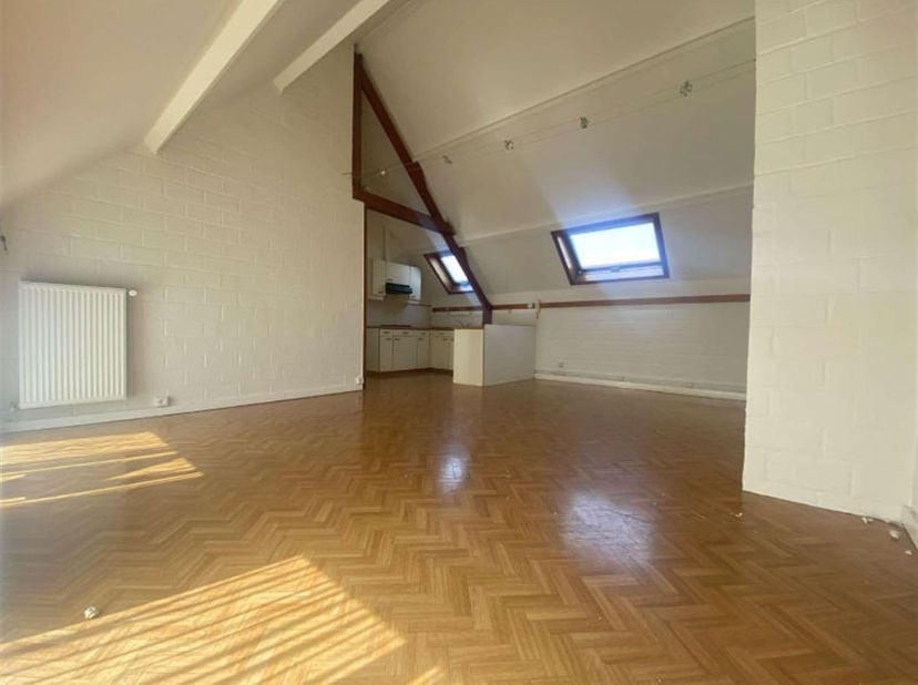 Aantrekkelijk appartement met 1 slaapkamer (+/- 51m²) gelegen in het hart van Basècles, dicht bij alle voorzieningen.<br />
 <br />
'De woning, op d