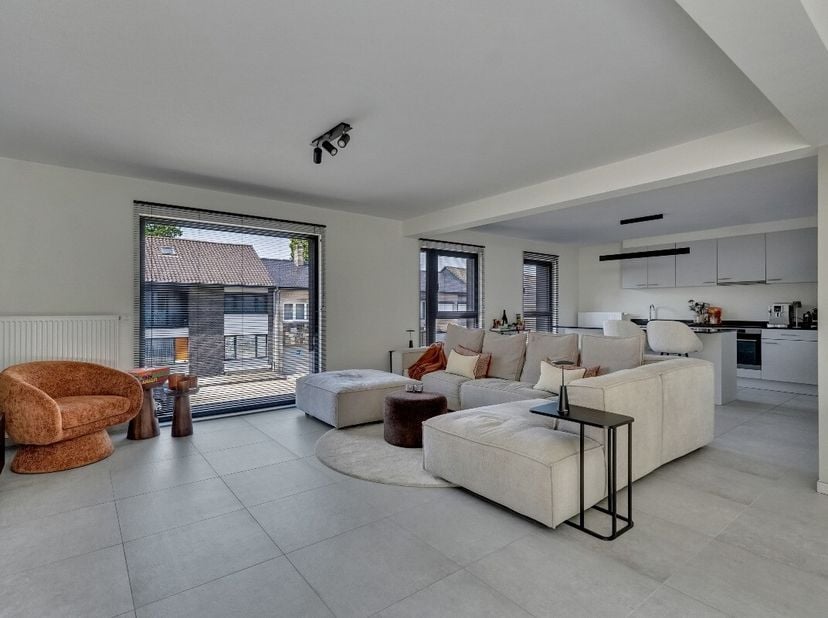 Dit instapklaar appartement combineert ruimte, comfort en een uitstekende ligging. Met een bewoonbare oppervlakte van 121 m², een EPC-label B en een k