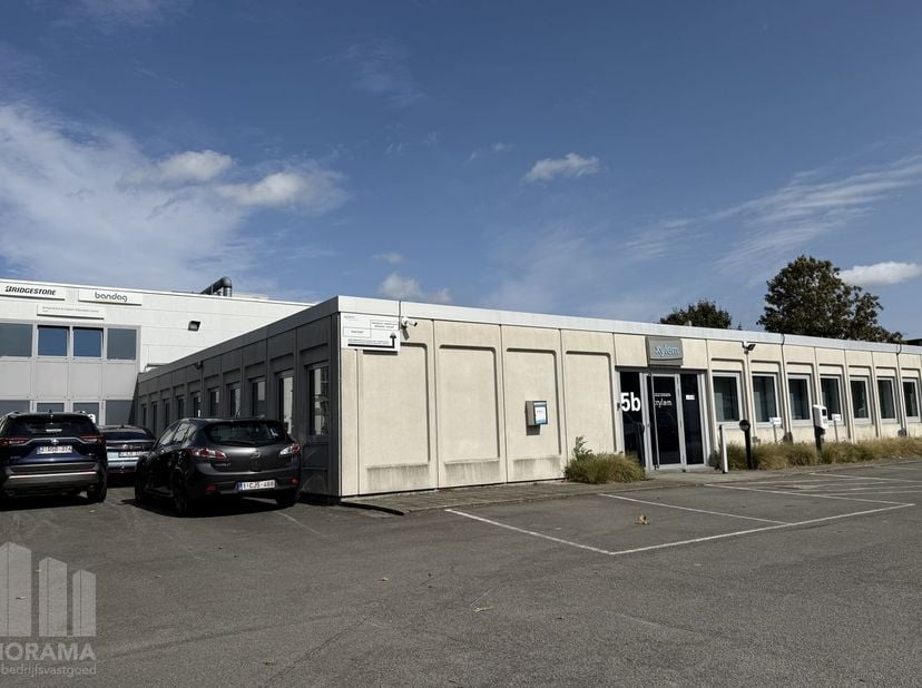 Entrepôt d’une superficie de 795 m² avec 398 m² de bureaux, implanté sur un terrain de 1.461 m², à vendre.<br />
Idéalement situé à seulement 2 km de