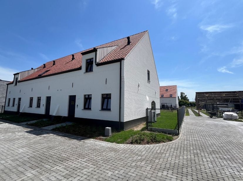 Deze nieuwbouwwoning, gelegen in Project Edelmoed, biedt alle comfort.<br />
<br />
De woning beschikt over een inkomhal met gastentoilet en een ruime