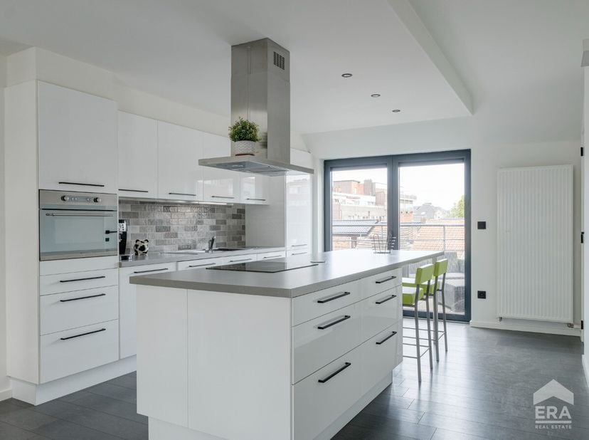 Modern wonen op een toplocatie in hartje Sint-Truiden!Stijlvol appartement van 87m² met lichtrijke leefruimtes, inbouwdressing en twee buitenruimtes.