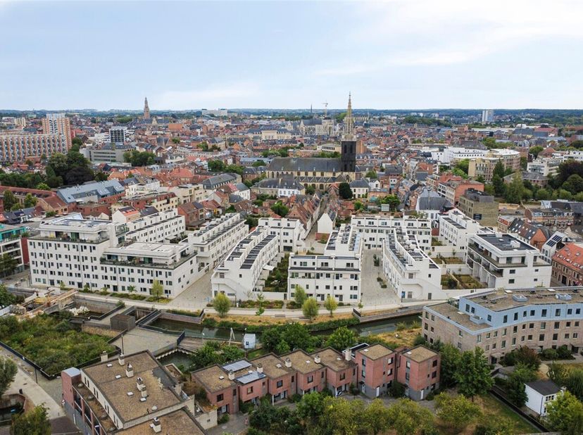 In de vernieuwde stadswijk DijleDelta-Bottelarij, gelegen tussen het Klein Begijnhof en de bruisende Vaartkom, bieden wij u met trots deze multifuncti