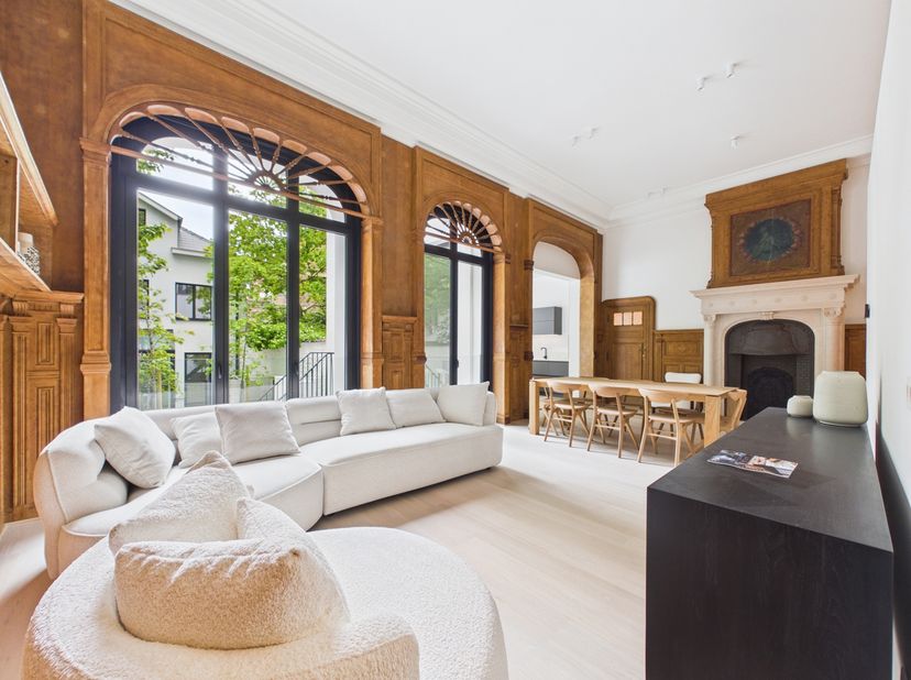 Bruxelles - Botanique | Duplex 3 chambres de caractère au sein d’un Hôtel de Maître<br />
Nichée dans un élégant hôtel de maître entièrement réhabilit