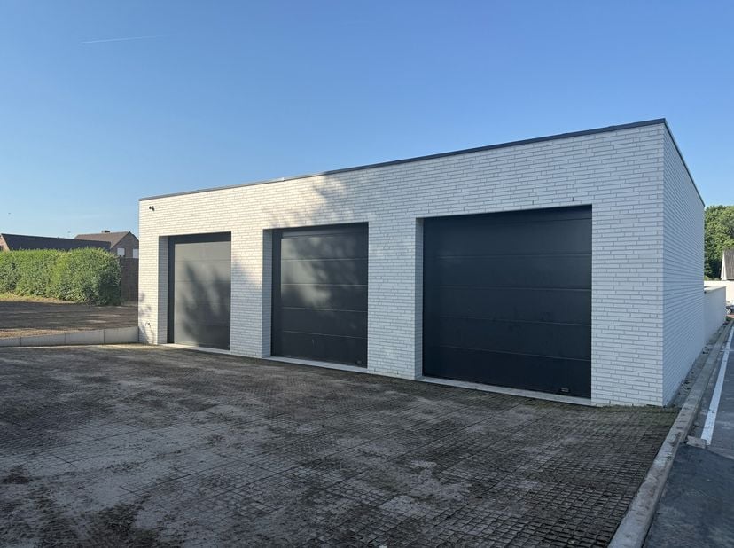 In de Lichterveldestraat, treffen we deze ruime garagebox aan, ideaal voor stockageruimte of het stallen van een mobilhome, oldtimer,...&amp;nbsp;De garag