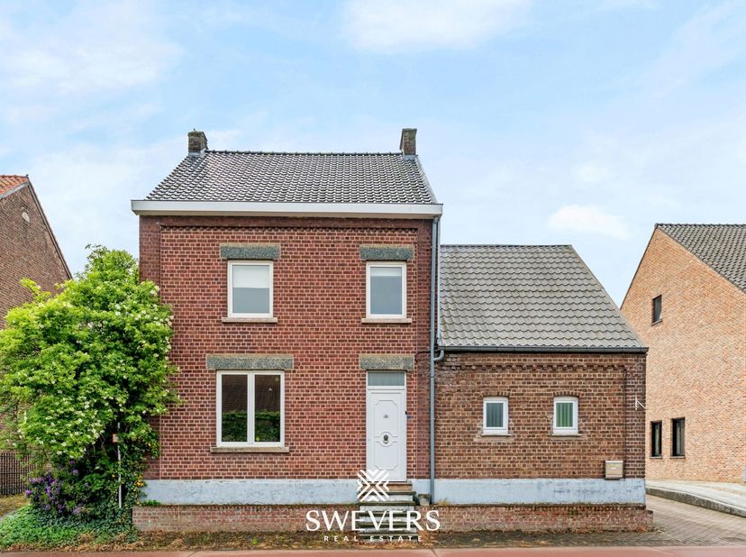 Voor meer info en foto’s, surf naar Swevers Real Estate – Achter deze open bebouwing in de Winkelstraat in Kortessem schuilt een woning met verrassend