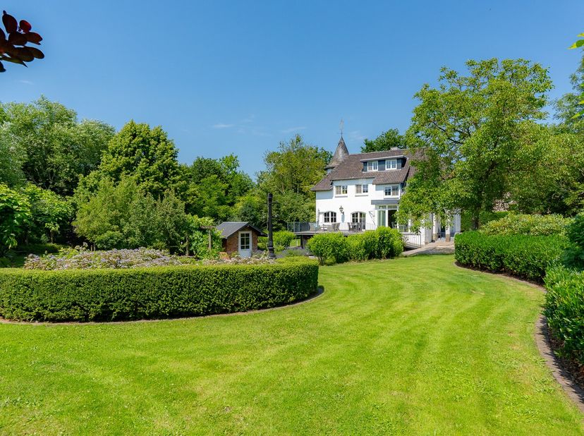 Verscholen in een groene en residentiële omgeving nabij Hasselt bevindt zich deze uitzonderlijke karaktervilla, een eigendom waar architecturale charm
