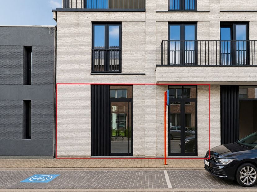 Casco handelspand gelegen in de hoofdstraat van Pittem, nabij andere handelszaken.<br />
Deze uiterst commerciële ruimte (106 m²) bestaat uit een hand