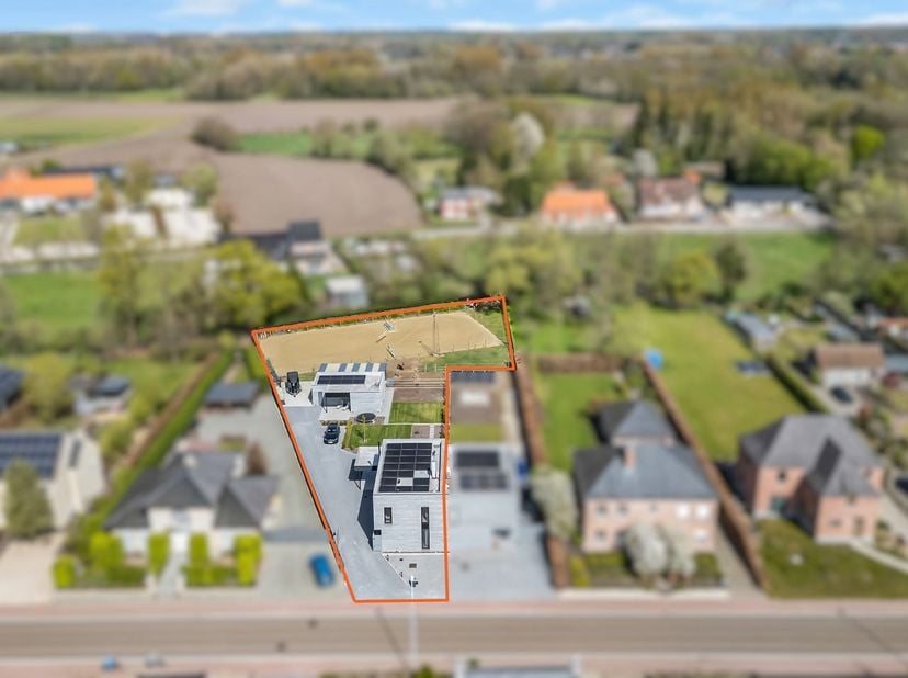 LAAKDAL - Prachtige moderne BEN-woning met hoogwaardige afwerking, bijgebouw en paardenfaciliteit op bijna 25 are.<br />
Op een centrale en vlot berei