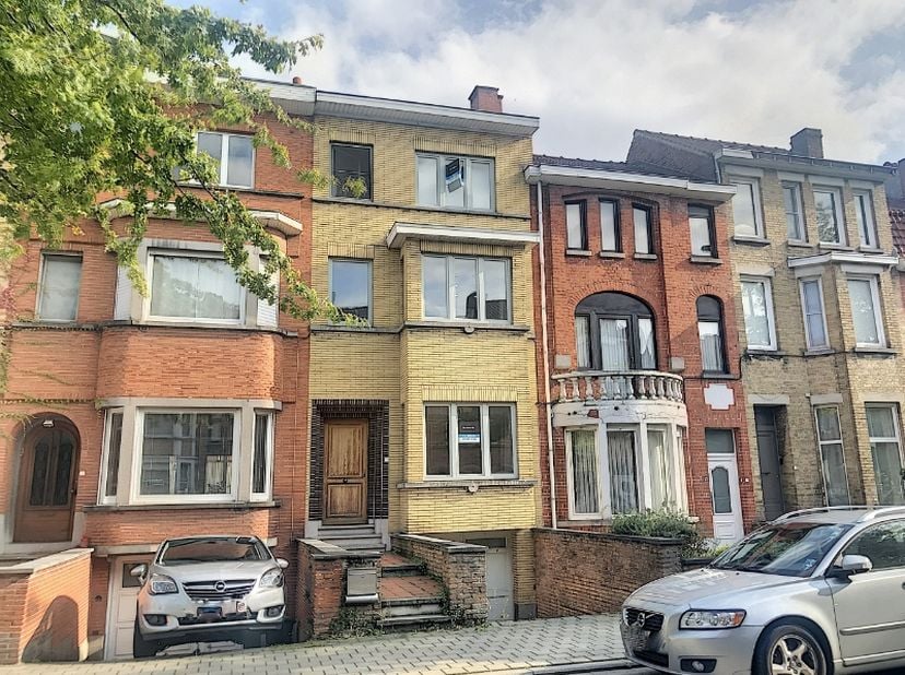 Ruime statige TOP gelegen HERENWONING, bestaande uit :<br />
<br />
- Kelderverdieping: Volledig onderkelderd met kelderruimte, stookplaats, ruime gar