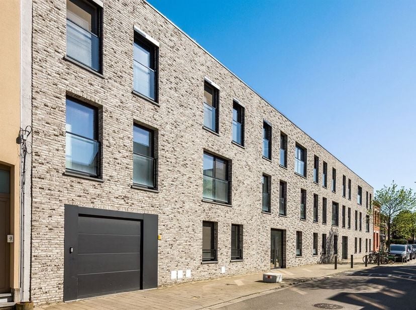Appartement met één slaapkamer en terras te koop!<br />
Ligging: Dit recente appartement is gelegen in de Hollebeekstraat in Hoboken, een rustige en a