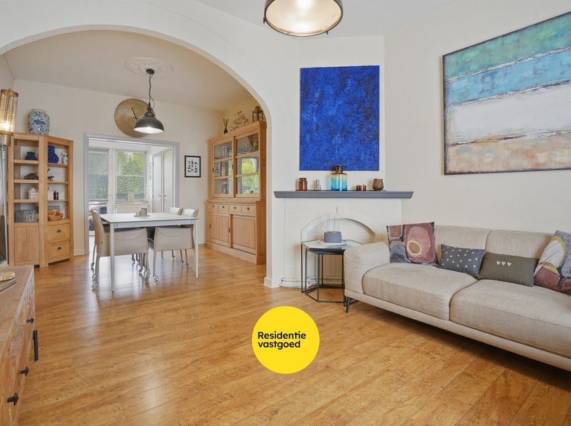 Ruime en instapklare rijwoning in het hart van Nieuwpoort op 284 m² met garage en nieuwe oprit!<br />
Deze verrassend ruime woning (274 m²) combineert