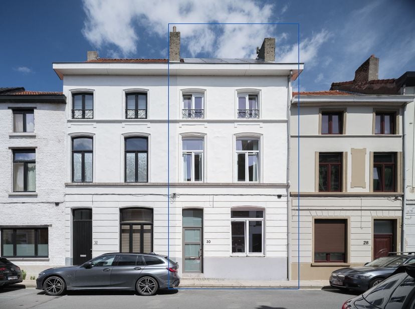 Karaktervolle burgerwoning met 4 slaapkamers en zonnige stadstuin nabij het centrum van Gent.<br />
<br />
Meer informatie? Mail naar info@carloeggerm