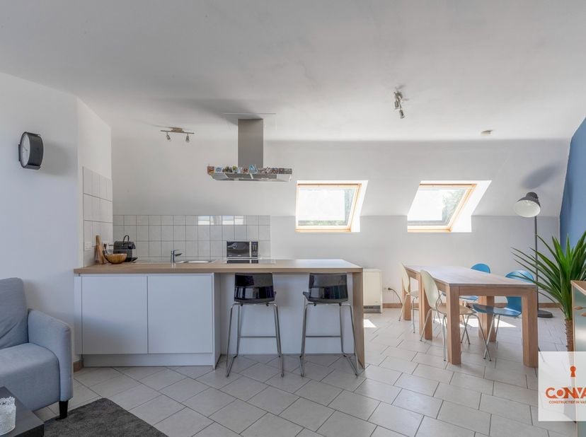 In deze kleinschalige residentie (4 units, beheer door mede-eigenaar=géén syndicus kost, geen lift) langs het water verschuilt dit gezellige instapkla