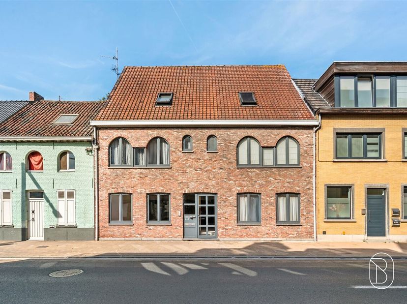 Bent u op zoek naar een appartement te koop in Oostrozebeke? Dit instapklare 2-slaapkamerappartement op de eerste verdieping van een kleinschalige res
