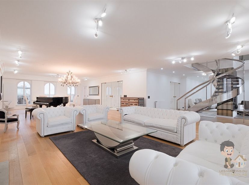 Ontdek dit luxueuze duplex appartement van ± 339 m2 in perfecte staat, gelegen aan de Louizalaan, 435, op de 10e en<br />
11e verdieping, in Brussel.