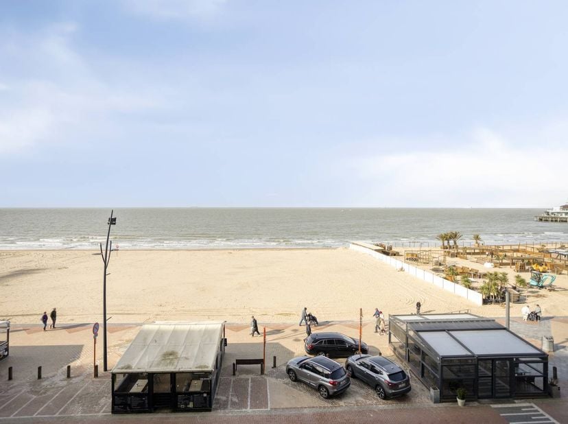 Dit prachtig gelegen appartement op de derde verdieping in de residentie "Formentor" biedt u het beste van Blankenberge. Gelegen op de Zeedijk, vlakbi