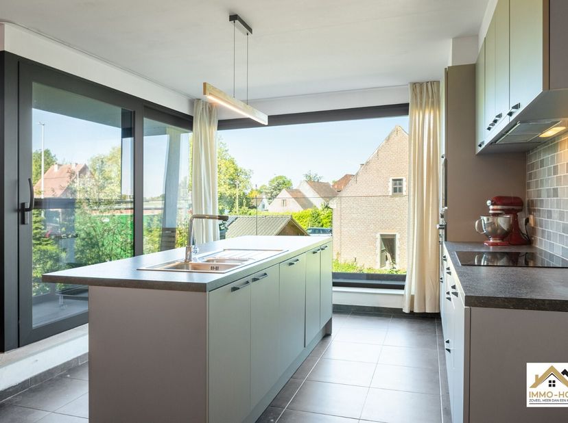 Dit modern appartement met 1 slaapkamer bevindt zich op de eerste verdieping van een recente residentie in Kwatrecht, ideaal gelegen tussen Melle en W