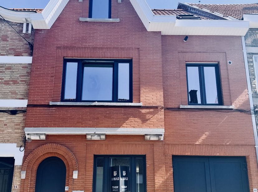 Achter deze authentieke gevel ontdek je een verrassend lichtrijke, moderne woning met een prachtig zicht op de groene tuin. Hier geniet je van rust, r