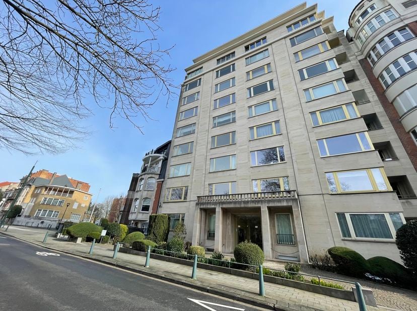 WOLUWE-SAINT-LAMBERT, dichtbij openbaar vervoer en Av Georges Henri. Schitterend APPARTEMENT van 200 m² (3 slpk/1burk/3bad) met terras en garage. Gele