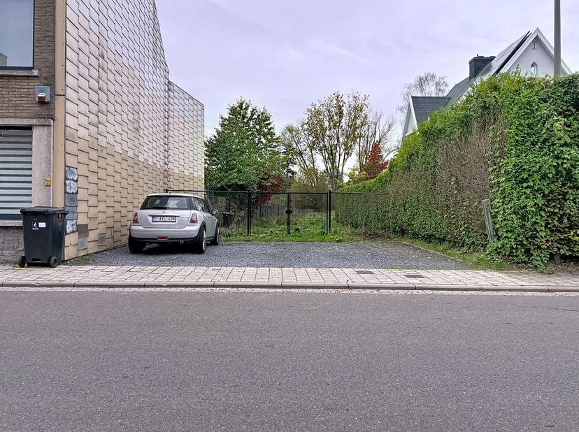 Rêvez-vous d'une nouvelle maison dans un environnement calme, mais avec toutes les commodités à portée de main? Alors, ce terrain à bâtir pour une con