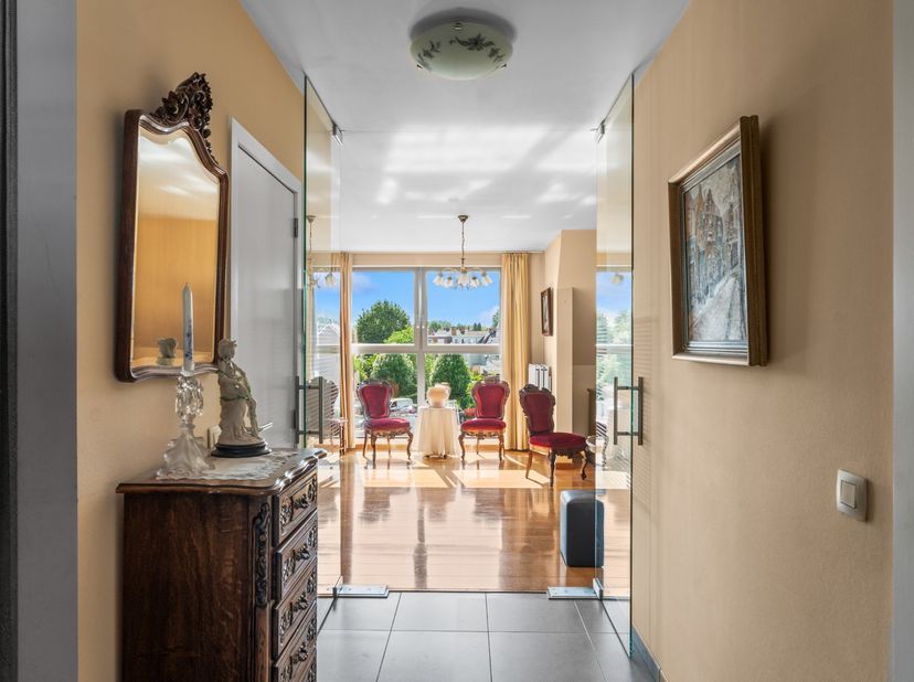 Découvrez ce spacieux appartement de plus de 100 m², situé au cœur de Kruishoutem. Cet appartement allie un emplacement de choix à une disposition pra