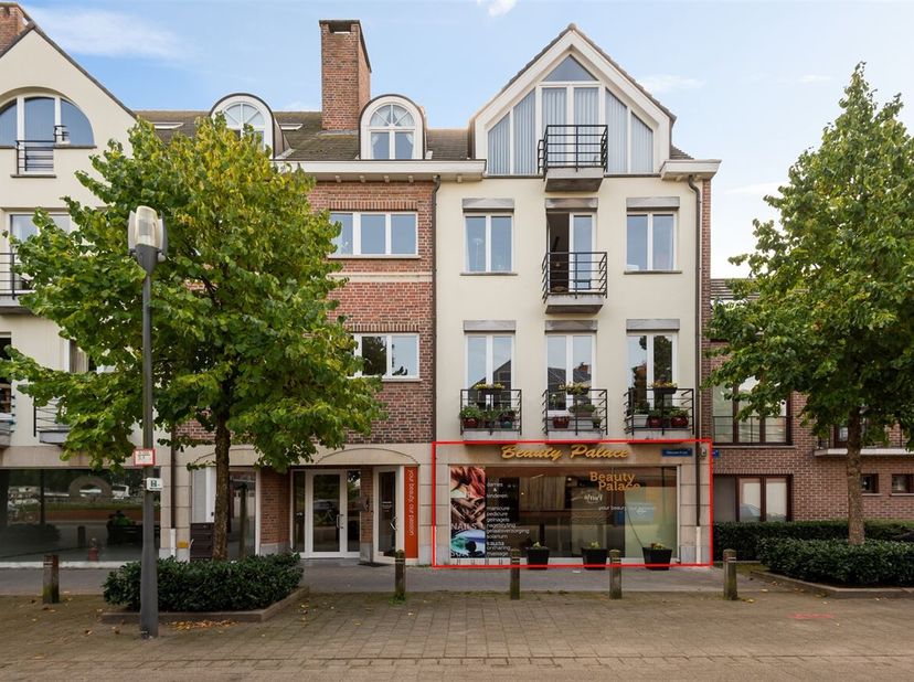Handelsruimte van 200 m² aan de Nieuwe Kaai<br />
 Ligging:<br />
Het handelspand is zeer interessant gelegen aan de Nieuwe Kaai en de jachthaven. Op