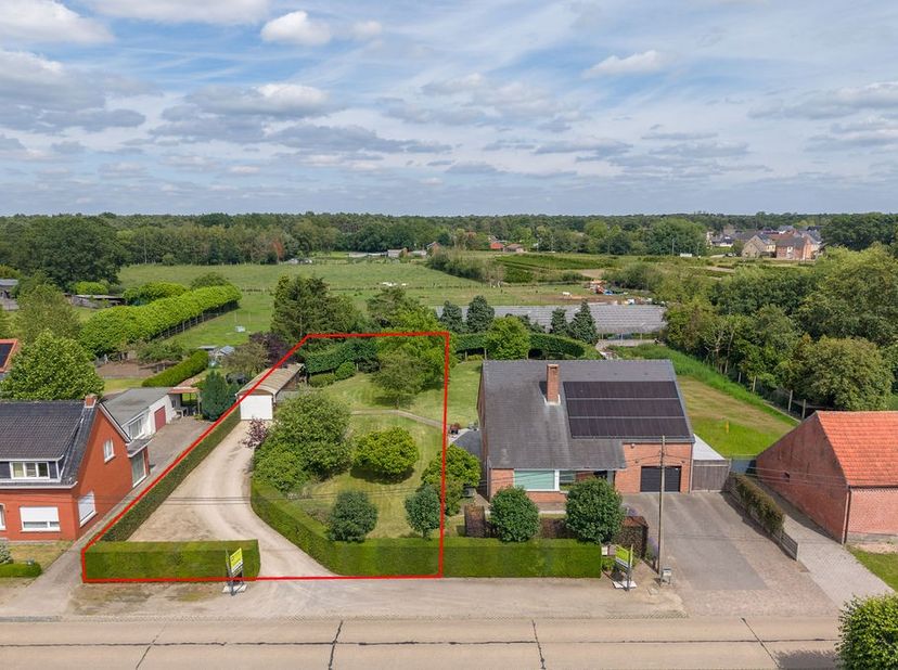 Zeer mooie bouwgrond van 1.260 m² voor het bouwen van een vrijstaande bebouwing met bijgebouw, nabij het centrum van Tielen.<br />
<br />
Perceelbreed
