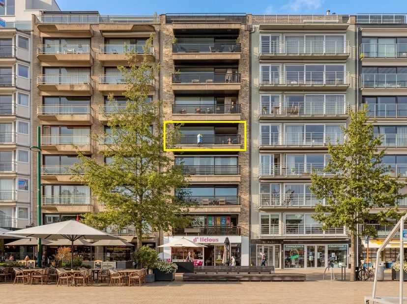 Depuis cet appartement lumineux et idéalement situé, vous profitez d’une vue dégagée sur le marché de La Panne. Grâce à sa situation en étage élevé, l