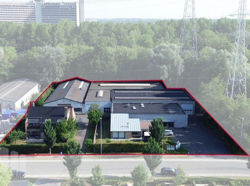 Uitzonderlijke bedrijfssite van 5.530 m² te koop langs de Lieven Bauwensstraat in de industriezone Waggelwater te Brugge.<br />
<br />
Deze bedrijfssi