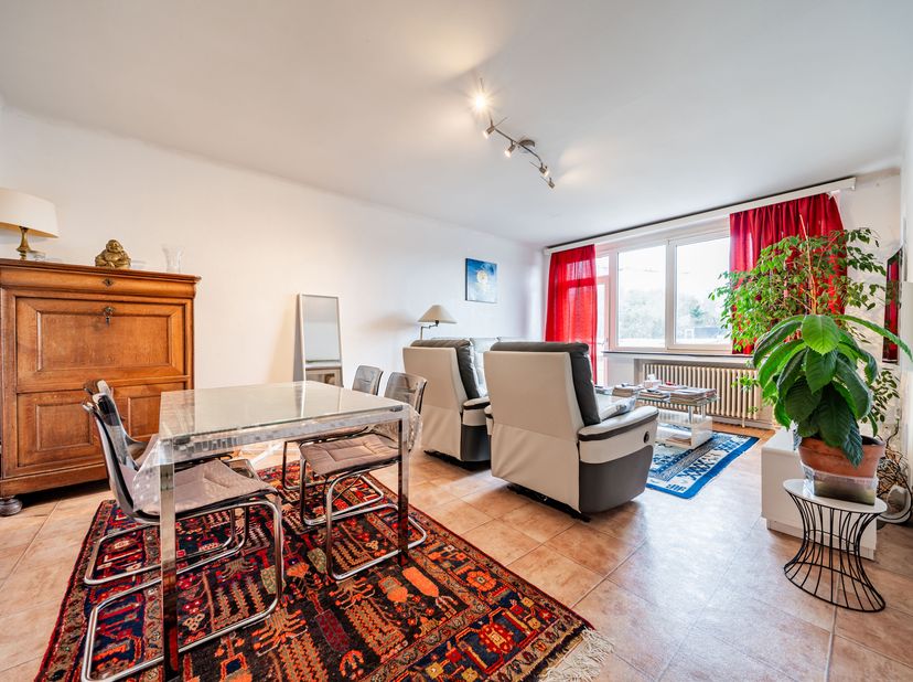 Découvrez sans tarder ce bel appartement 2 chambres de 100 m², idéalement situé au 2ème étage d'une résidence bien entretenue et équipée d'un ascenseu