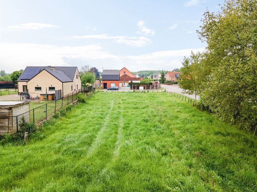 Ruime bouwgrond (9a35) met vrij uitzicht op rustige locatie <br />
Ligging: Het perceel bevindt zich op een centrale locatie tussen de dorpskernen van