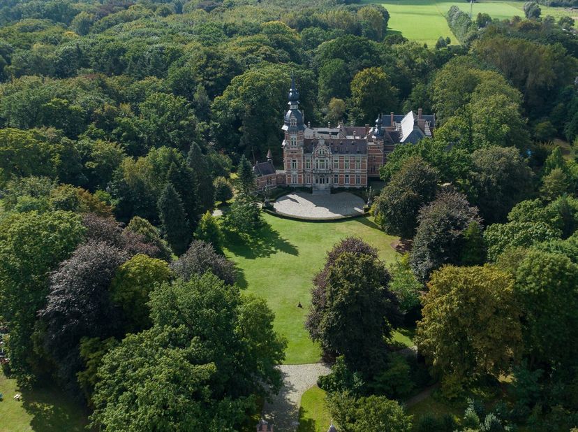 Te Koop: Exclusieve Kantoorruimtes in Kasteel Kapellen<br />
Het prestigieuze Kasteel Starrehenof, gelegen aan de Kapelsestraat 61 in Kapellen, biedt