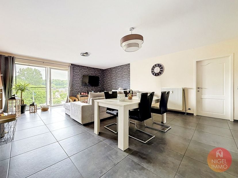 Nigel IMMO a le plaisir de vous présenter ce superbe appartement 2 chambres développant une généreuse superficie de 122 m² (d'après PEB), idéalement s