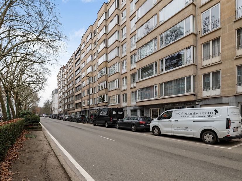 Ligging: De twee kantoorruimtes op Mechelsesteenweg 198 liggen langs een belangrijke invalsweg en zijn vlot bereikbaar met zowel de auto als het openb