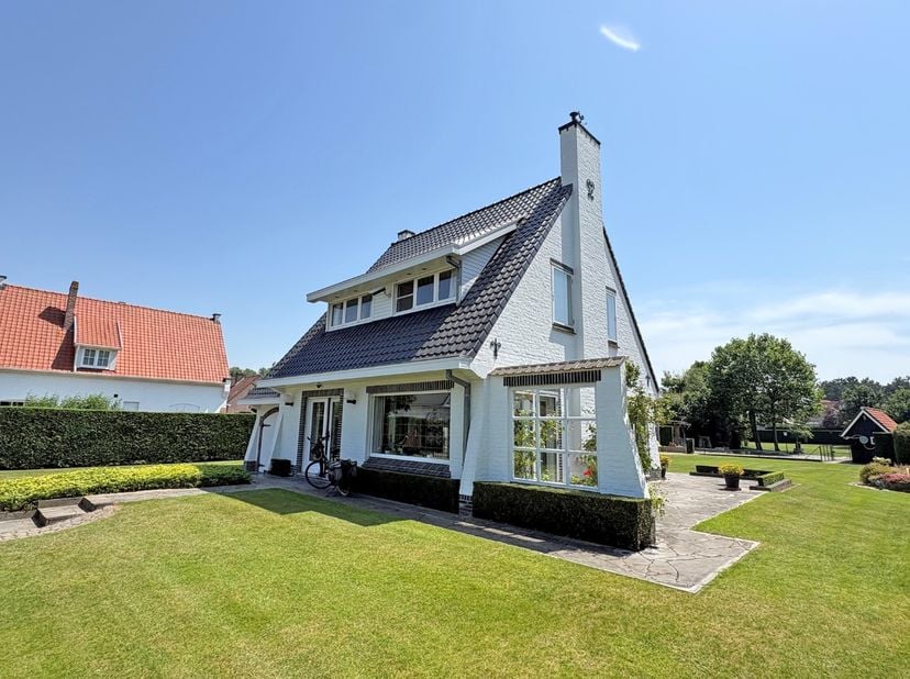 Deze charmante en zongerichte villa geniet van een bijzonder rustige ligging, op slechts enkele minuten wandelen van het centrum van Koksijde.&amp;nbsp;De