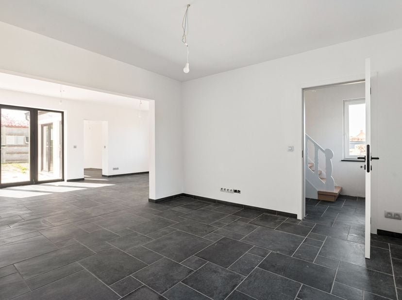 Volledig gerenoveerde woning op circa 1.254m².<br />
<br />
<br />
We betreden de woning via de inkomhal met gastentoilet.  Verder volgt de woonkam