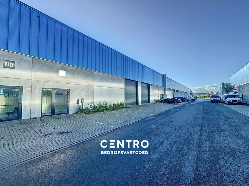 Benaderende AFMETINGEN: 15m x 32,5m<br />
<br />
AFWERKING:&amp;nbsp;Metalen constructie behandeld met roestwerende verf, wanden in geïsoleerde gladde bet