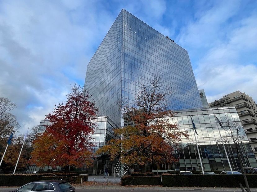 1232m² de bureaux au 10ème et 11ème étage - divisibles à partir de 400m² et extensibles jusqu'à 4159m²<br />
possibilité de 8 places de parking par pl