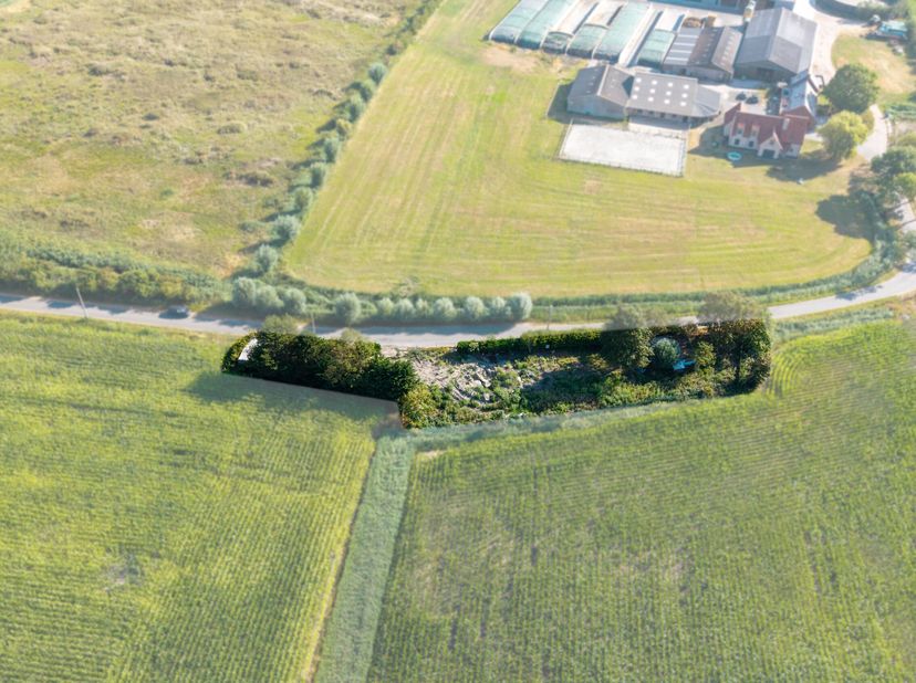 Bent u op zoek naar een eigen stek in de velden, waar u zelf nog naar hartenlust uw droomwoning kunt creëren? Dan is deze bouwgrond nabij Stalhille mi