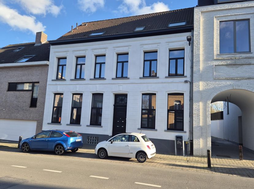 225.000 euro Herenwoning die recentelijk werd omgebouwd naar 4 appartementen waaronder dit dakappartement, gelegen in het centrum van Tielt, bestaande