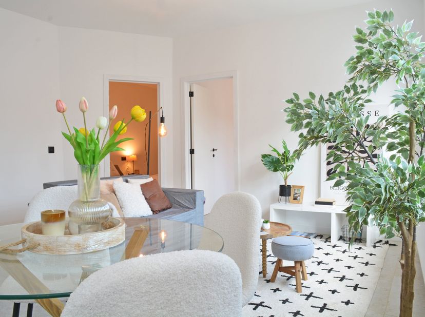 Algemeen<br />
<br />
Op het gelijkvloers in dit volledig gerenoveerde gebouw van 6 appartementen vinden we dit mooi appartement terug met 2 slaapkame