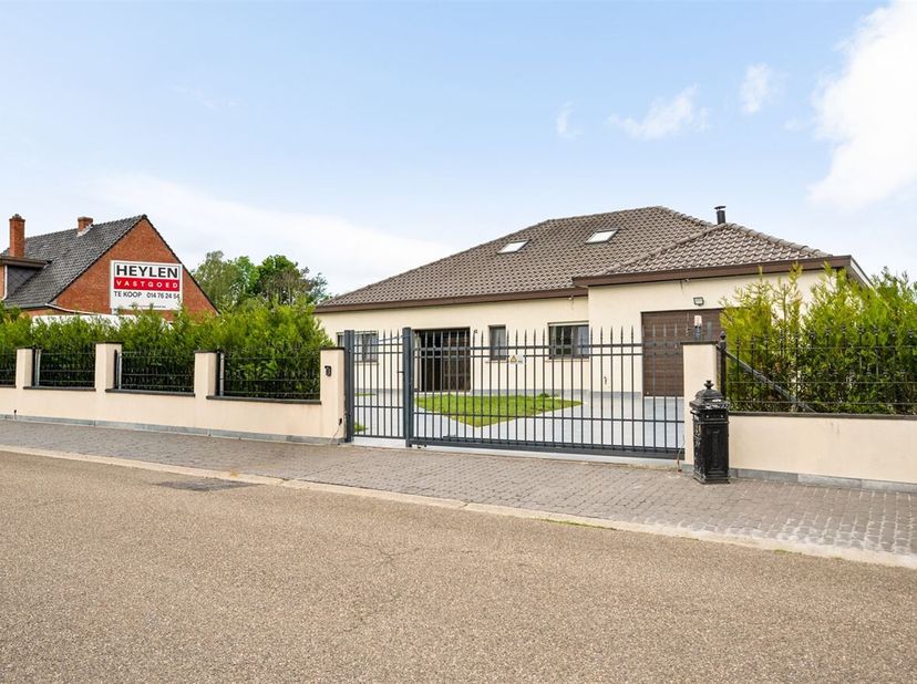 Vrijstaande woning op een ruim perceel van 43are.<br />
We betreden de woning via de inkomhal met gastentoilet. Deze leidt ons verder naar de enorm gr