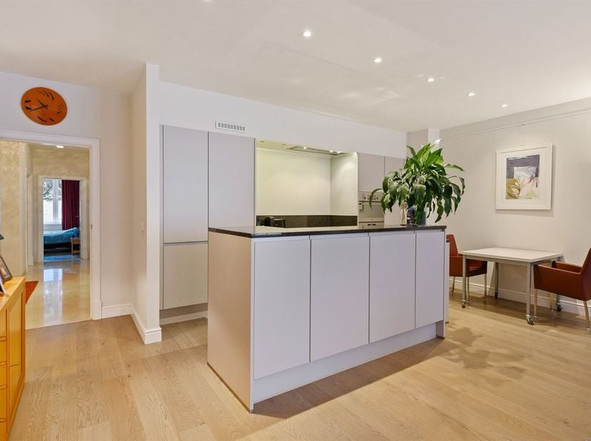 Instapklaar lichtrijk appartement met 2 slaapkamers en terras<br />
Ligging<br />
Dit aangename appartement is gelegen op het gelijkvloers van een goe
