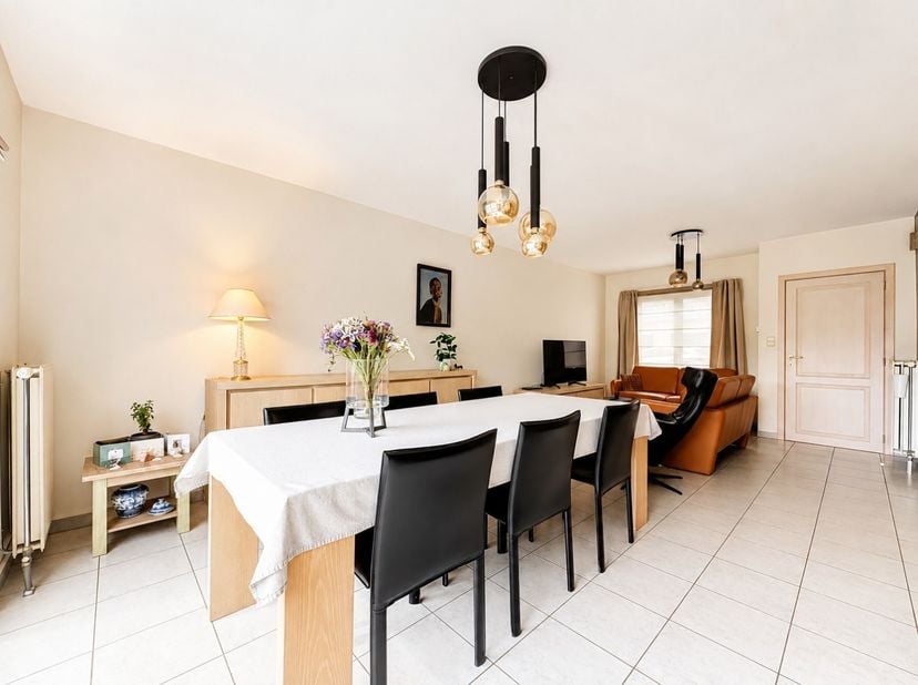 Cette maison bien entretenue et prête à emménager, construite en 2003, est située dans un quartier résidentiel agréable et calme.&amp;nbsp;&amp;nbsp;L'un de s