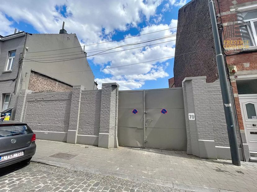 ANDERLECHT - REF: 7274106 - SUPERBE TERRAIN AVEC ENTREPOT ET GARAGES DE 520M2 !!<br />
Nous vous proposons à la vente ce superbe terrain composé d'une
