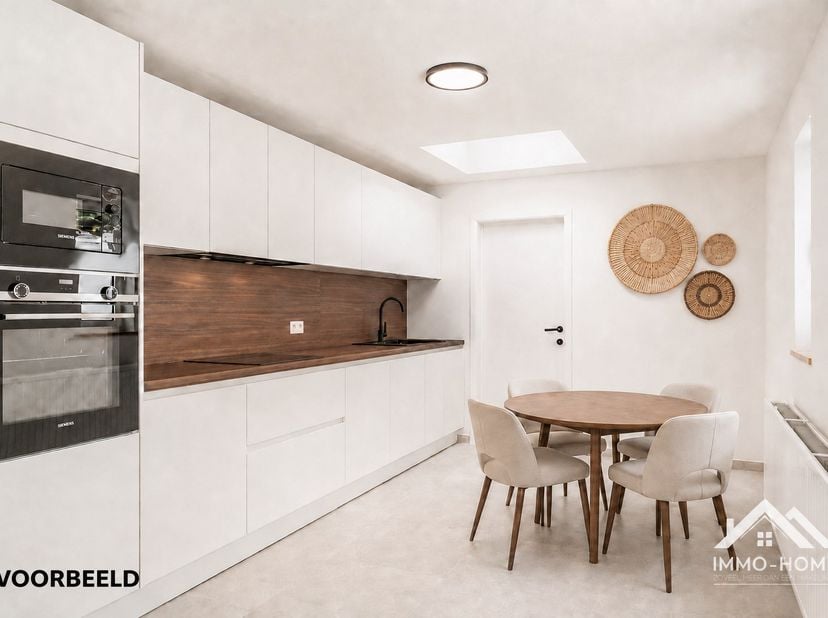 Deze volledig gerenoveerde woning, in 2026, abestveilig en conforme elektriciteit tot 2051, ontvangt je in een ruime inkomhal, met ruimte voor een ves