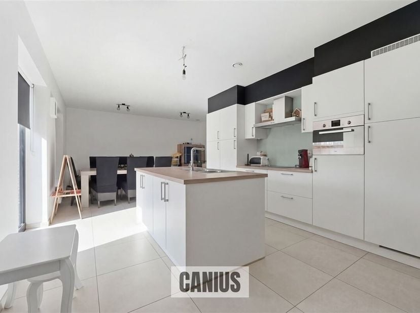 RECENTE WONING MET 3 SLKS NABIJ HET STADSCENTRUM<br />
Nabij het stadscentrum van Sint-Truiden treffen wij deze recente halfopen bebouwing aan gelegen