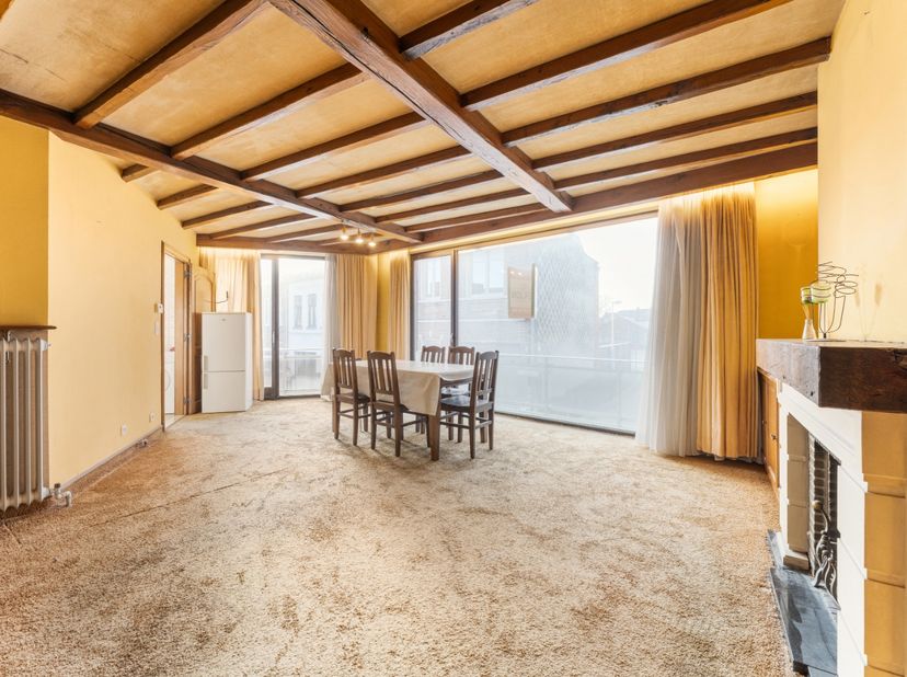 Dit appartement geniet van een centrale ligging in Izegem nabij winkels, scholen, station, bakkers, slagers,...<br />
<br />
Het appartement heeft een