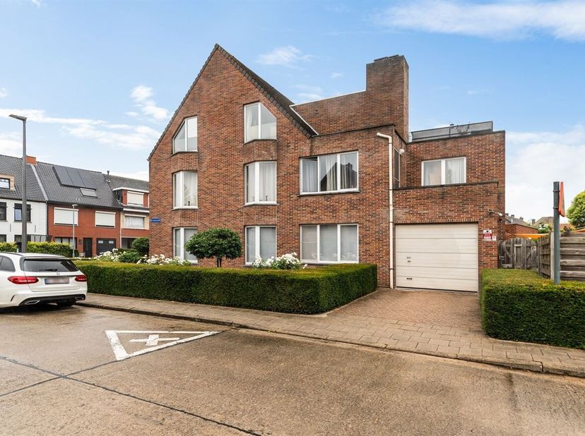 Verhuurd opbrengsteigendom bestaande uit 3 appartementen met garages en staanplaatsen<br />
Deze opbrengsteigendom bestaande uit drie verhuurde appart